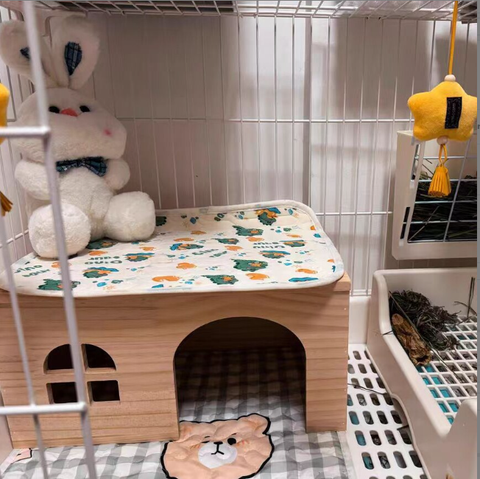 Houten schuilhuisje met platform voor konijnen